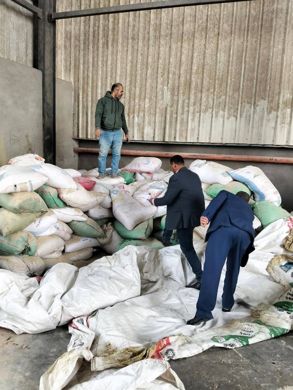 التحفظ على 25 طن أعلاف بسبب خامات مجهولة المصدر ومنتهية الصلاحيه