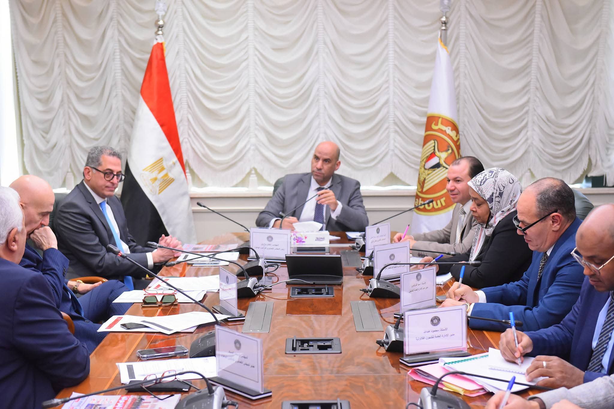 وزير العمل يوجه بتسهيل تراخيص العمالة الأجنبية لدعم صناعة الملابس الجاهزة وزيادة الصادرات