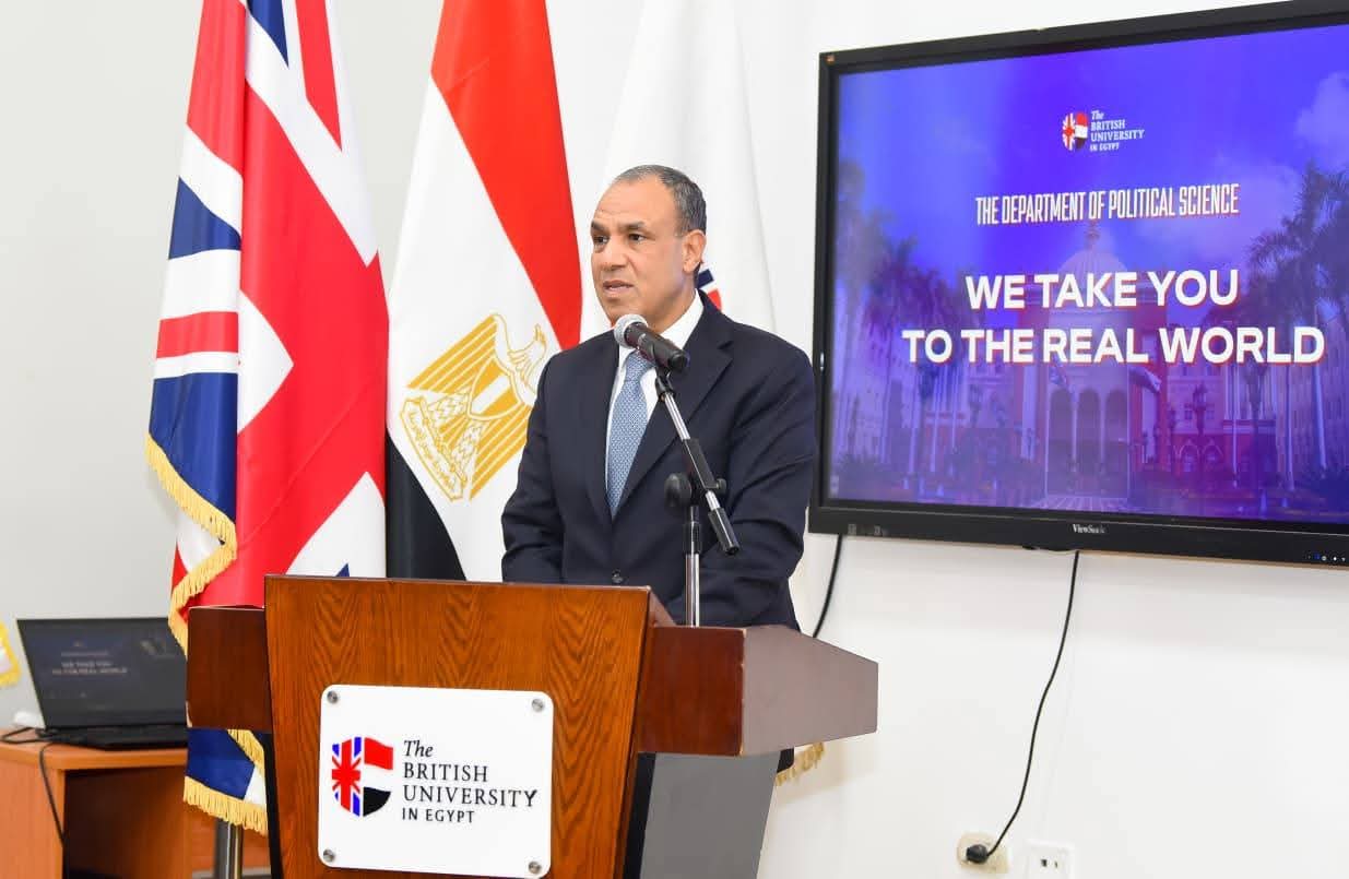 وزير الخارجية يلتقي طلاب الجامعة البريطانية ويوقع مذكرة تفاهم