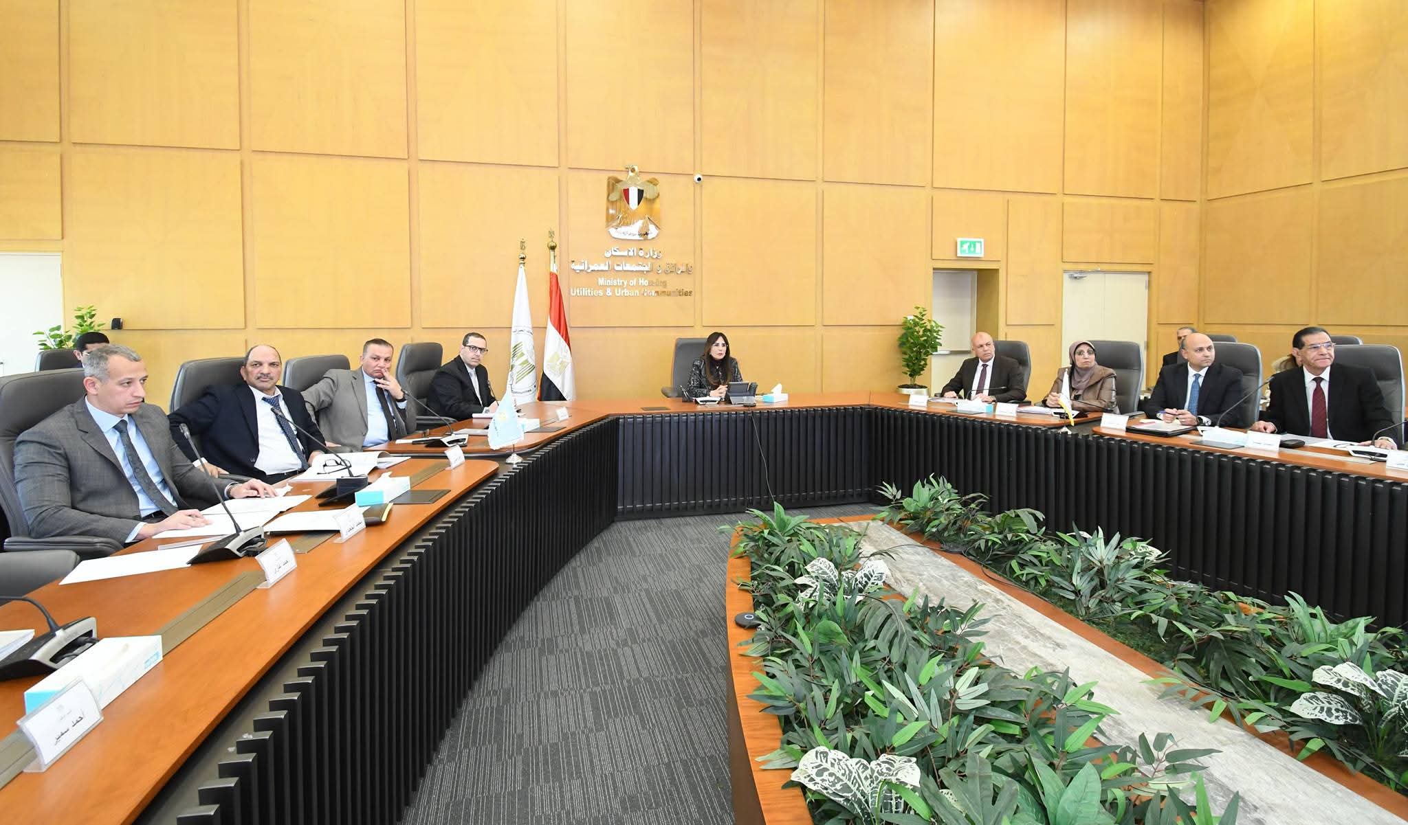 وزيرة الإسكان تؤكد أهمية تنظيم الإعلانات على الطرق العامة