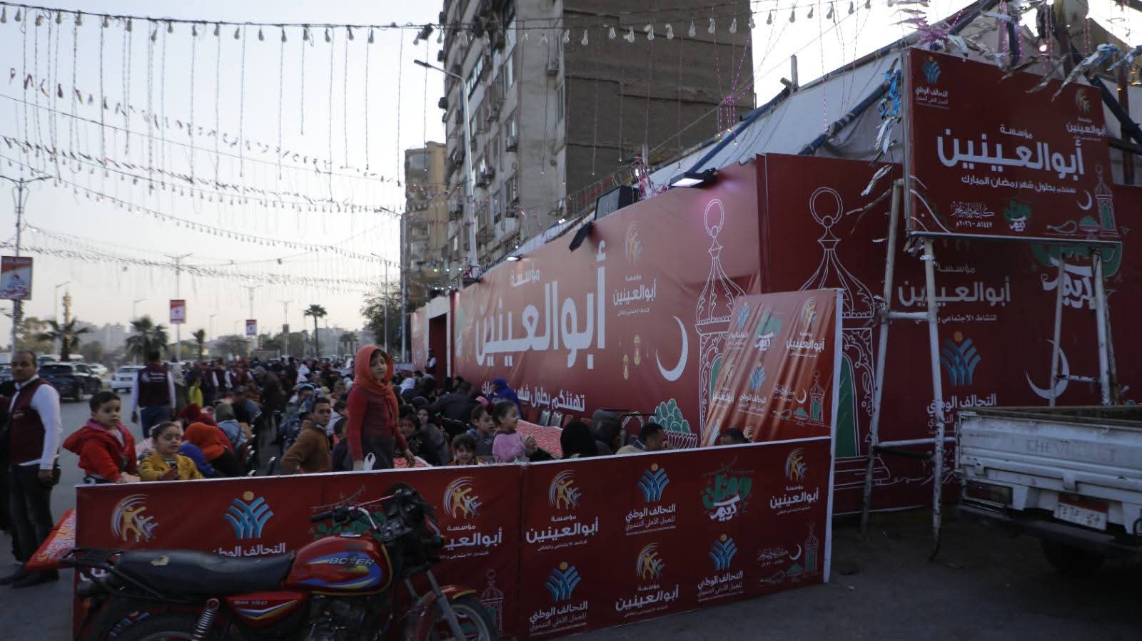 مؤسسة أبو العينين تواصل أنشطتها وتقدم 20 ألف وجبة يوميًا للصائمين
