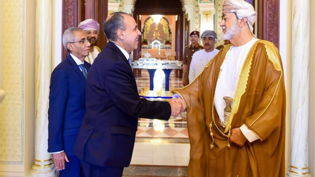 وزير الخارجية ينقل رسالة تضامن مصرية إلى سلطان عُمان