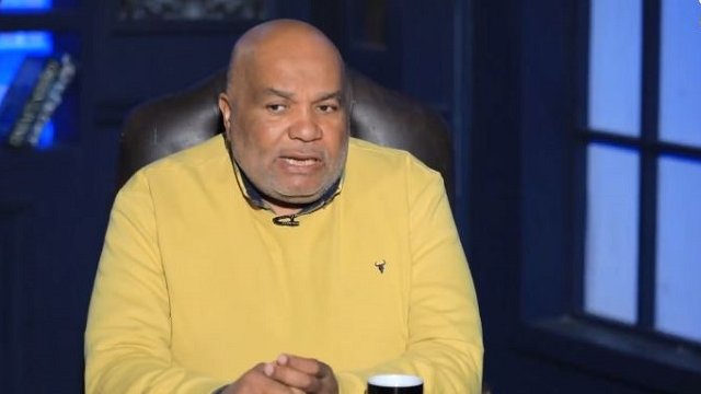 «خلي والدتك تجيبهولك».. موقف طفولي مؤثر في حياة طارق عبد الجابر|فيديو