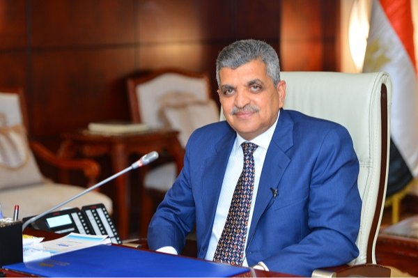 رئيس قناة السويس يؤكد انتظام الملاحة وعبور 39 سفينة رغم الطقس السيئ