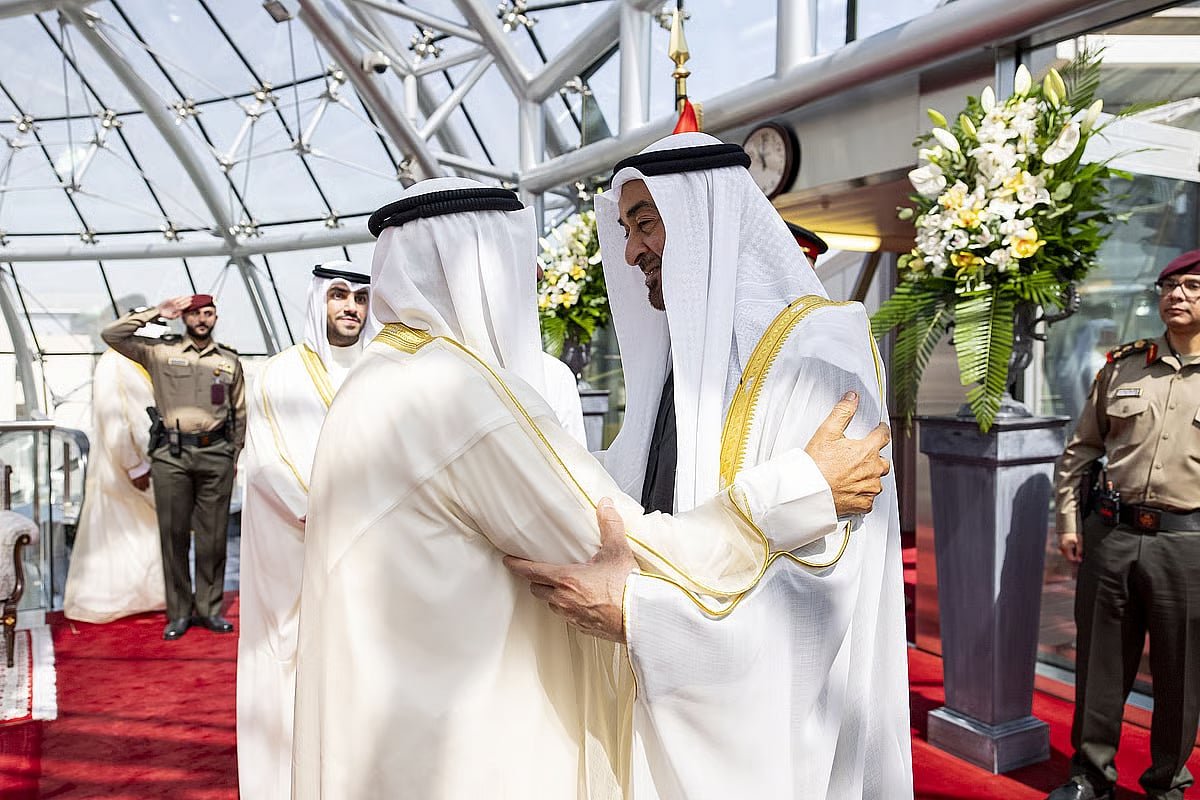 محمد بن زايد ومشعل الأحمد يبحثان تعزيز التعاون ودعم وقف النار في غزة