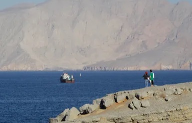 تصعيد خطير في الخليج.. إيران تستهدف سفينة أمريكية قرب ميناء صلالة