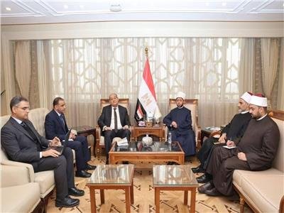 وزير الأوقاف يبحث تعزيز التعاون الثقافي والدعوي مع وزارة الخارجية