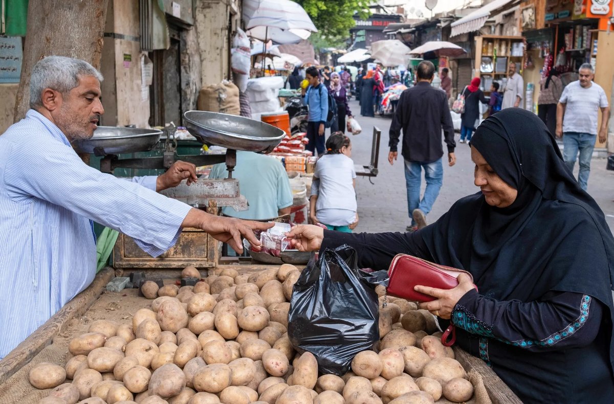 فواتير الحرب المدفوعة في الأسواق.. كيف تحرق نيران الصراع ميزانيات الأسر المصرية؟