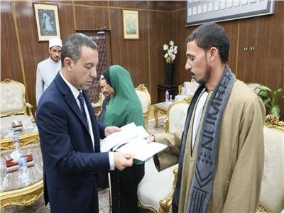 محافظ المنوفية يسلم تعويضات لأسر ضحايا حادث السادات