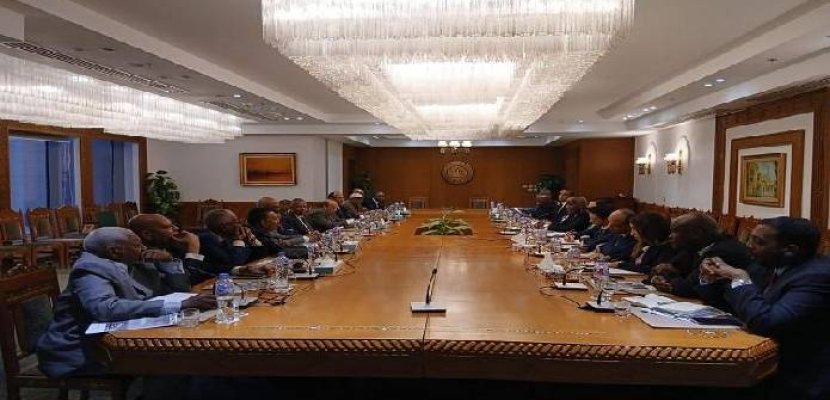 مصر والسودان تبحثان تعزيز الشراكة بقمة الأعمال