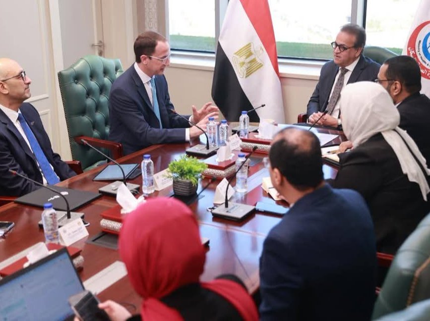 وزير الصحة وفايزر يتعاونان معًا لعلاج الأورام والهيموفيليا وتوطين اللقاحات