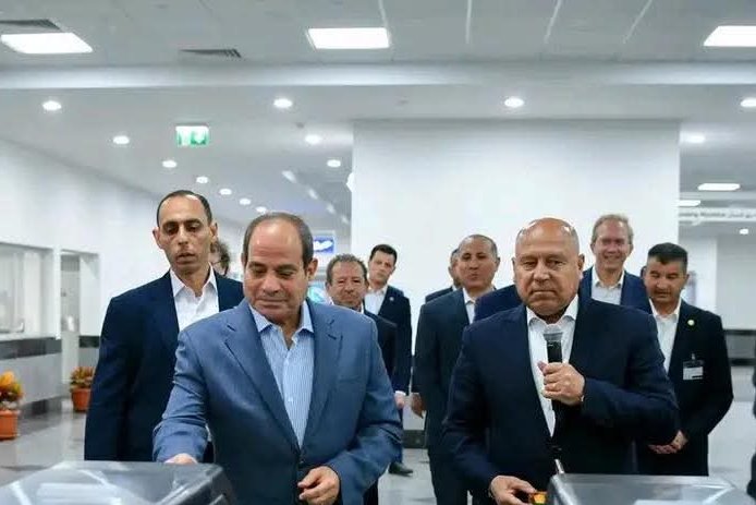 السيسي يتفقد مشروع مترو الأهرامات ويؤكد سرعة الإنجاز