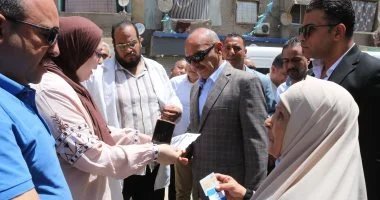 محافظ السويس يتابع شكوى سيدة داخل مركز طب الهويس