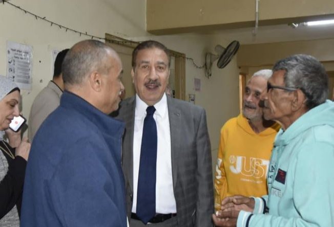 محافظ بورسعيد يتفقد دار حياة كريمة لكبار السن ويدعمها بـ300 ألف جنيه