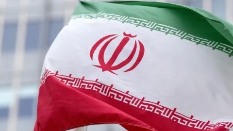 تحركات عسكرية أمريكية في مضيق هرمز وتصعيد سياسي حاد