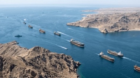 تصعيد خطير بمضيق هرمز مقاتلات أمريكية تستهدف ناقلات نفط إيرانية