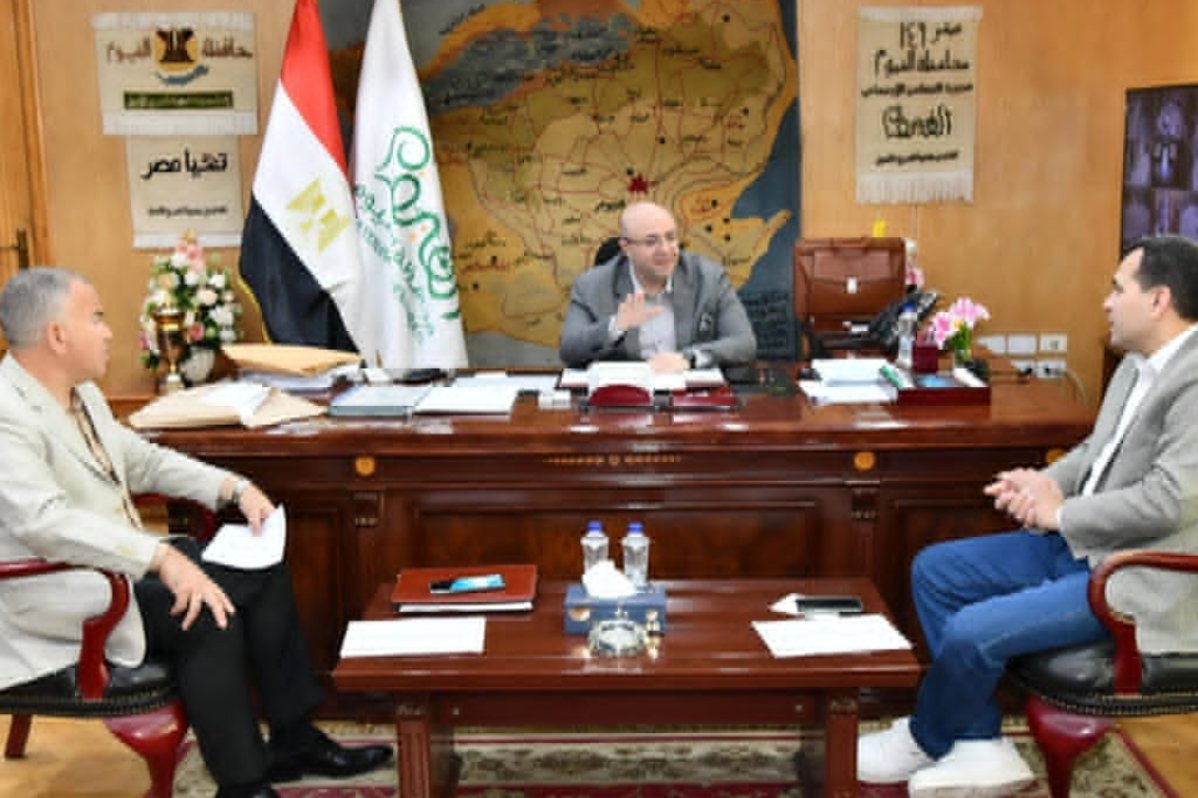 محافظ الفيوم يبحث معوقات تنفيذ مشروعات القرض الأوروبي