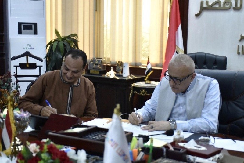 محافظ الأقصر يشهد أول عقد تقنين أراضٍ وفق قانون 168 لسنة 2025