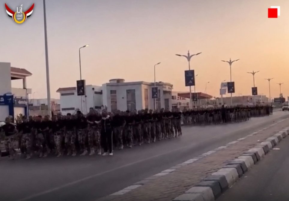 رجال الصاعقة يفاجئون سكان العبور بتدريبات في الشوارع