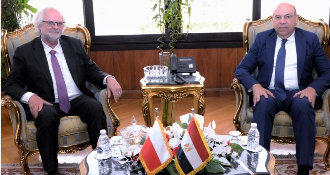 وزير الطيران يبحث مع سفير بولندا تعزيز الحركة الجوية والسياحية