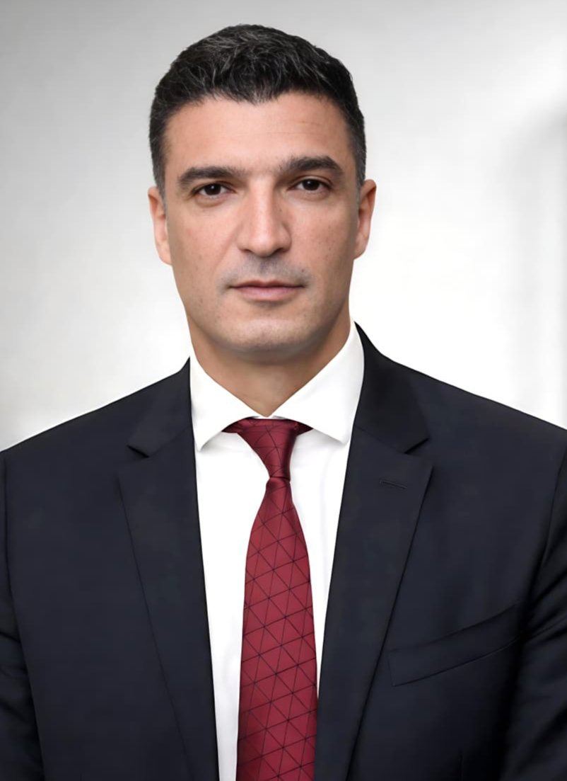 وزير الصناعة يصدر قراراً باعتماد اشتراطات تراخيص مصانع مستحضرات التجميل المعدلة