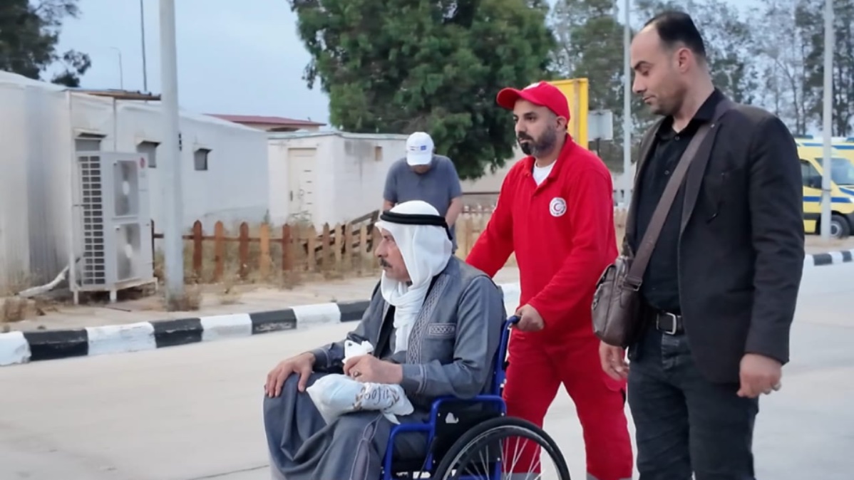 الهلال الأحمر :  يستقبل الدفعة 42 من المصابين الفلسطينيين عبر معبر رفح