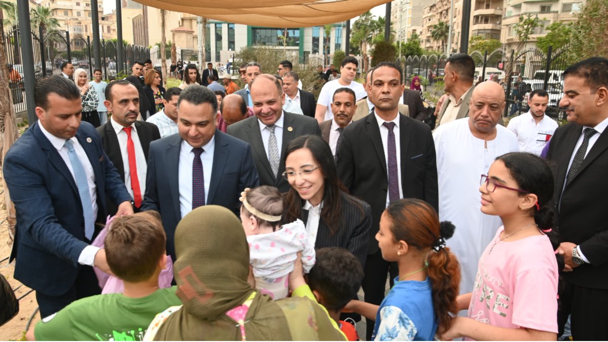محافظ البحيرة توزع الهدايا على الأطفال خلال احتفالات عيد الأضحى