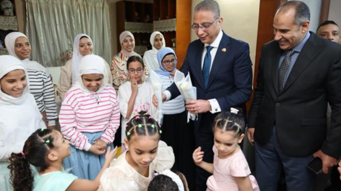 محافظ الجيزة يشارك فتيات إمبابة احتفالات عيد الأضحى
