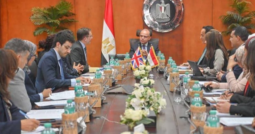 وزير الاستثمار والتجارة الخارجية يلتقي السفير البريطاني لتعزيز الشراكة الاقتصادية