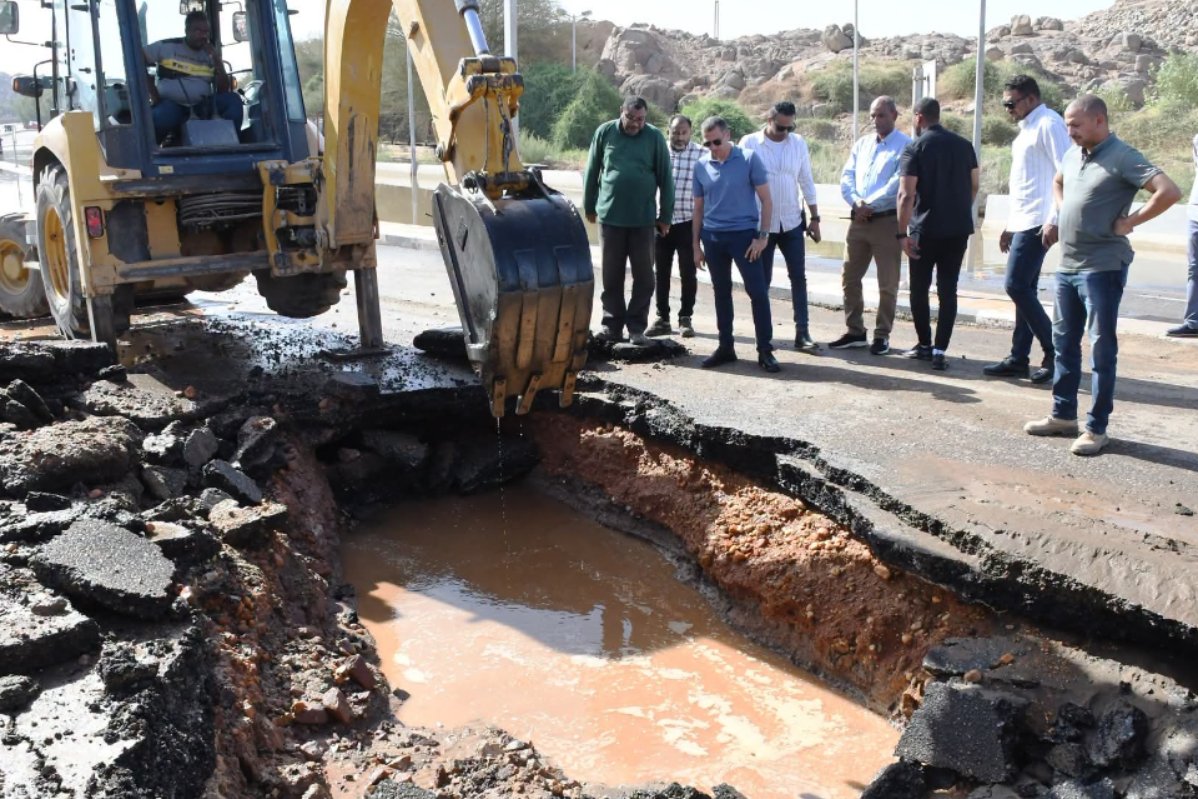 يتابع من موقع الكسر.. محافظ أسوان يشرف على إصلاح خط طرد محطة الكرور