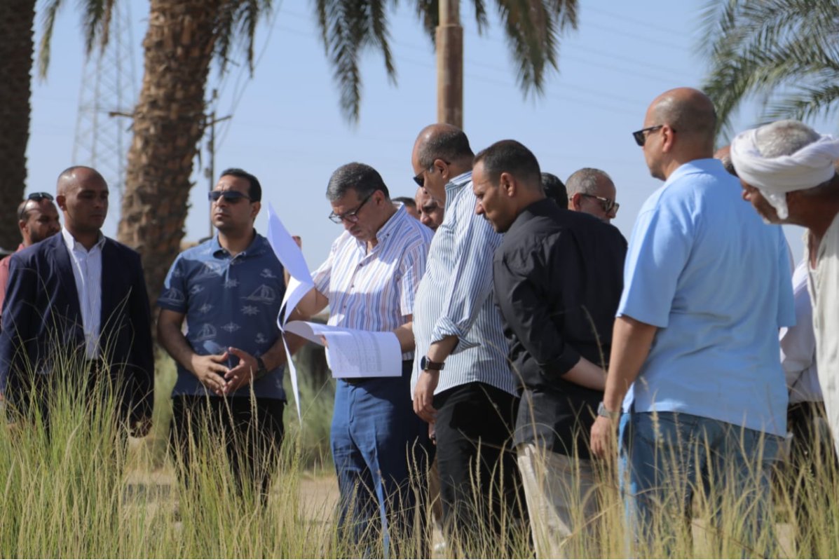 محافظ قنا يتفقد الحملة الميكانيكية والترعة المغطاة بنقادة