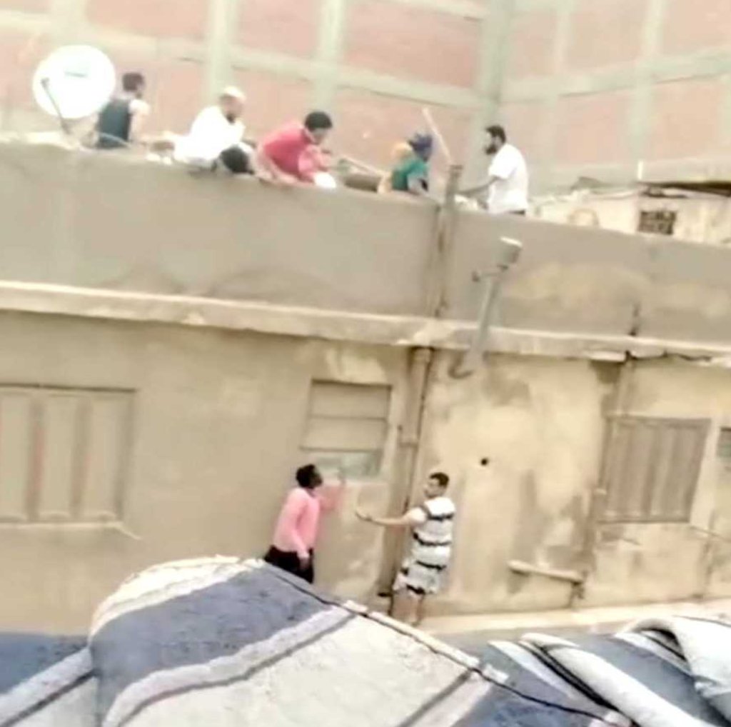 شاهد | شاب مصري يخاطر بحياته ويلقي بنفسه من نافذة لحماية جارتهم السودانية بعين شمس