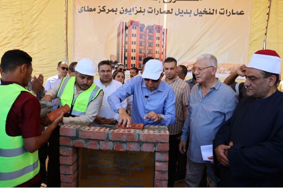 محافظ المنيا يضع حجر أساس "عمارات النخيل" لتطوير مساكن إيواء بنزايون بمطاي