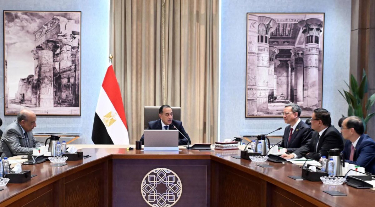 رئيس الوزراء يلتقي رئيس شركة الصين لهندسة الطاقة المحدودة لبحث سبل التعاون المشترك