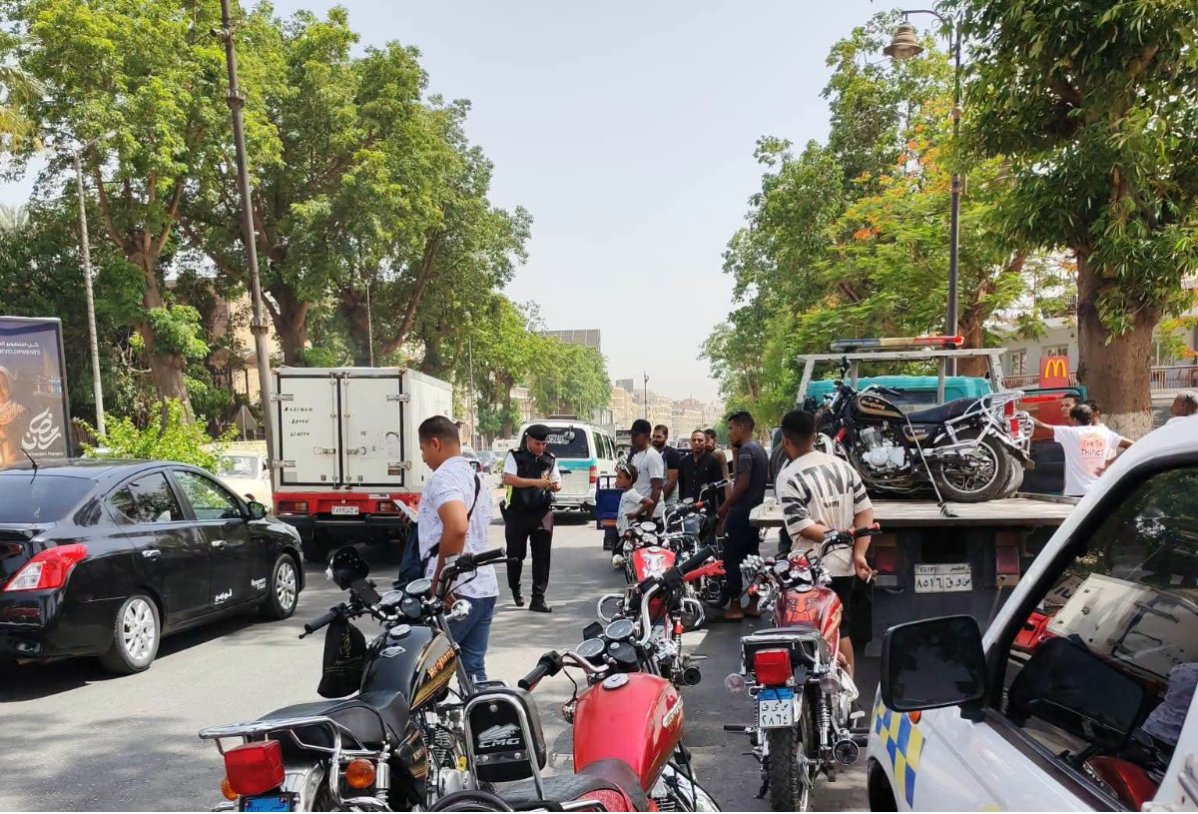 حملات مرورية بأسوان.. ضبط وسحب رخص 34 دراجة نارية و«توكتوك» مخالف