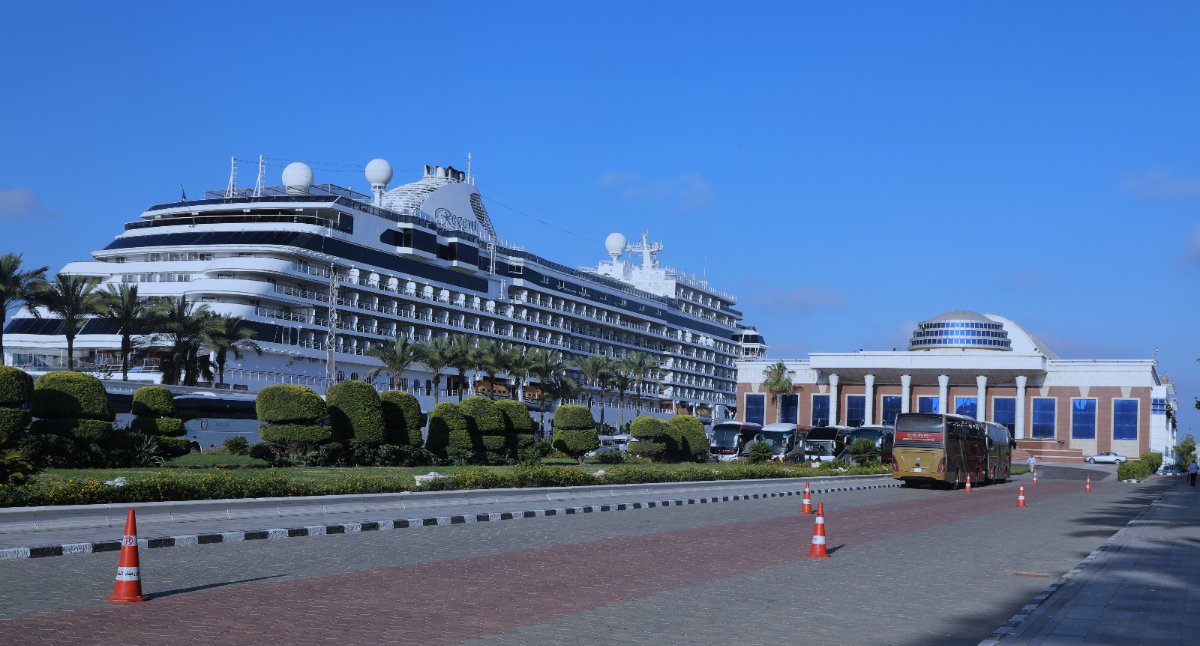 استقبال حافل للسفينة السياحية "Seven Seas Splendor" بميناء الإسكندرية