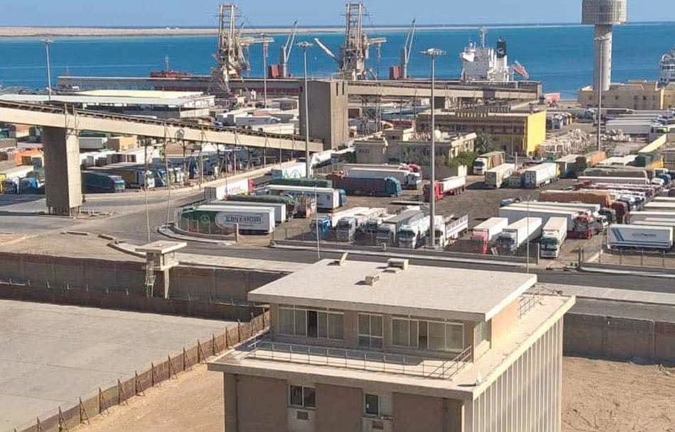 تداول 12 ألف طن و672 شاحنة بضائع عامة ومتنوعة بموانئ البحر الأحمر