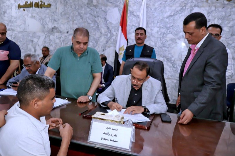 محافظ سوهاج يستقبل المواطنين باللقاء الجماهيري الأسبوعي ويبحث مطالبهم