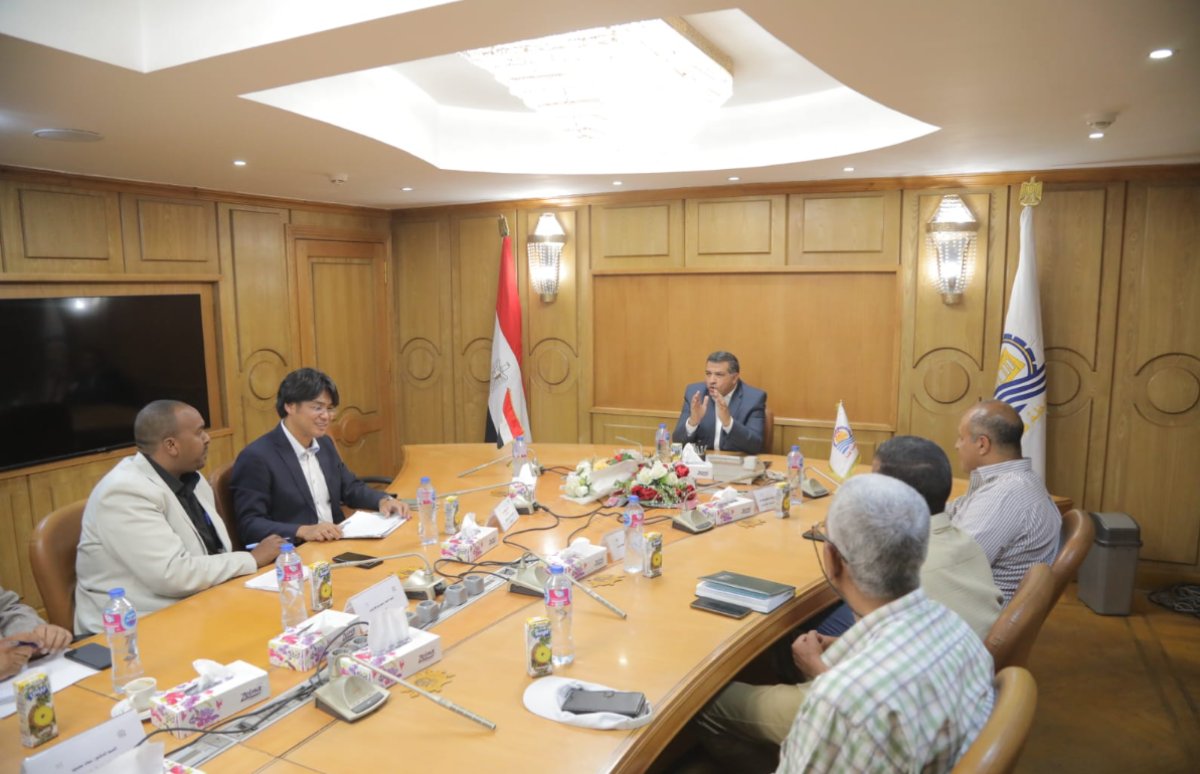 محافظ قنا يبحث مع خبير ياباني وشركاء التنمية الزراعية خطة تطبيق نظم الري الحديث