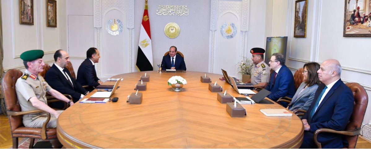 السيسي يوجه بتعزيز الحوكمة وترشيد الموارد وتطبيق معايير الجدارة بالتعيينات والترقيات في الجهاز الإداري