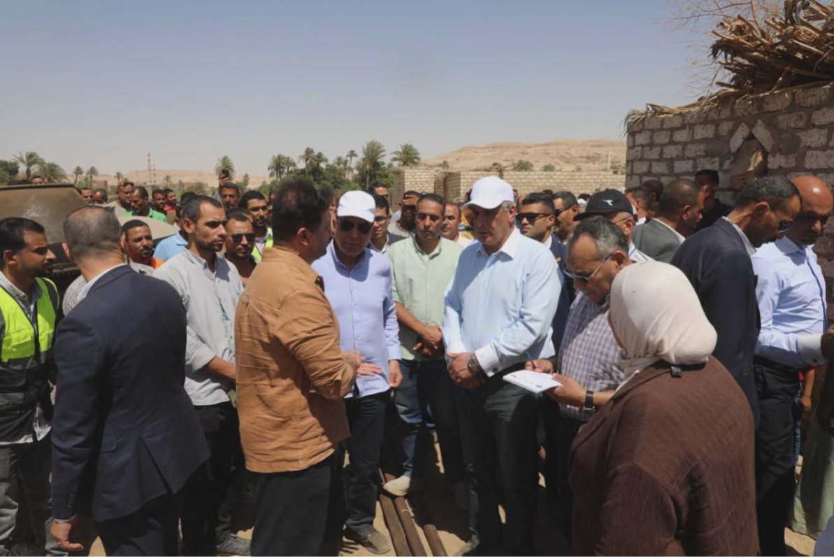 وزير الإنتاج الحربي ومحافظ المنيا يتابعان معدلات تنفيذ "حياة كريمة"