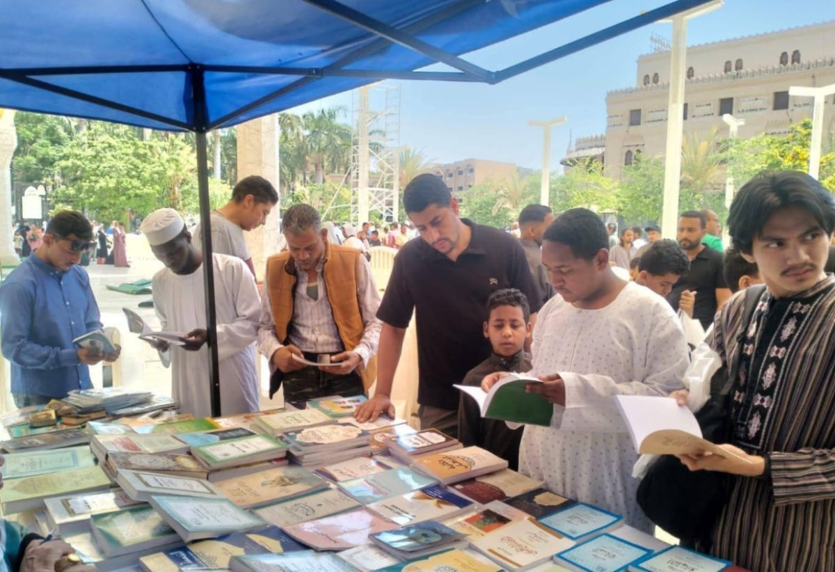 إقبال كثيف للزائرين بمعرض "المجلس الأعلى للشئون الإسلامية" بمسجد الإمام الحسين