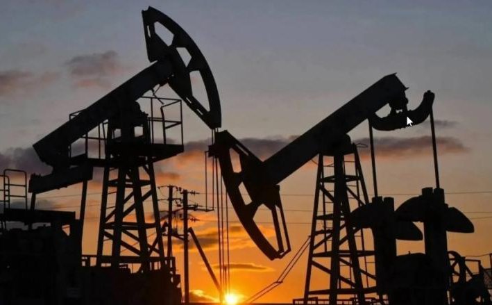 انخفاض أسعار النفط عالميًا بعد إعلان "ترمب" توقيع إتفاق سلام مع إيران