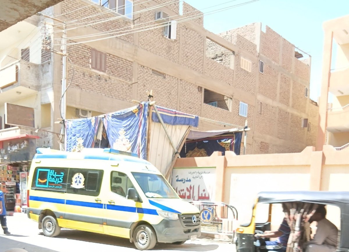 إغماء ملاحظ داخل لجنة امتحانات الثانوية العامة بقنا ونقله للمستشفى