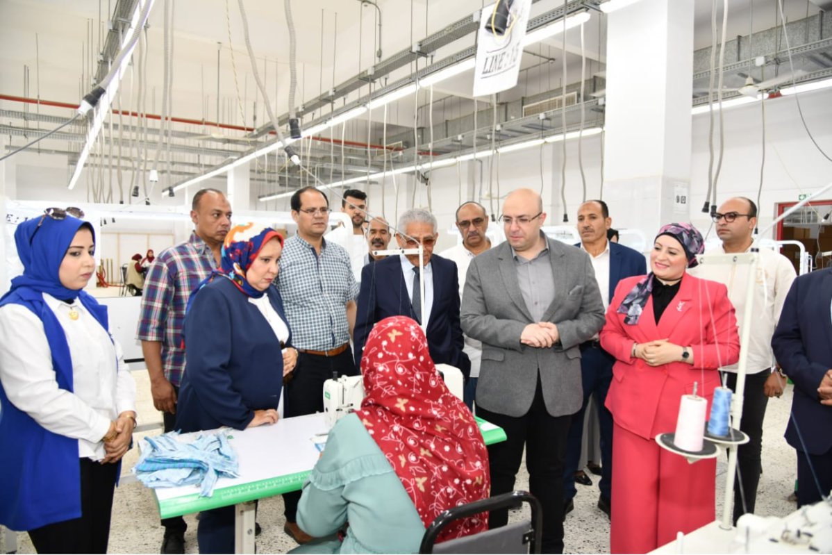 محافظ الفيوم يطلع على مراحل تطوير مصنع الغزل بالعزب وخطط زيادة التشغيل