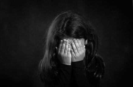 فاجعة في الصف.. أب يتحرش بابنته المتزوجة داخل شقة زوجها والتحريات تكشف سرًا صادمًا