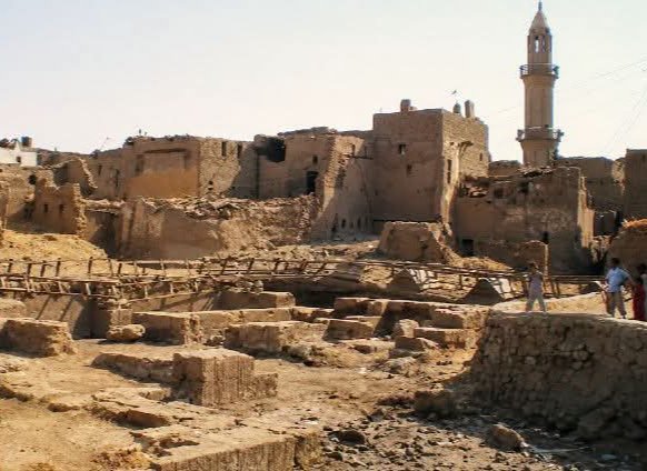 «كومير».. قرية تاريخية في صعيد مصر تخفي تحت أرضها أسرار معبد «عنقت» وجبانة الغزلان