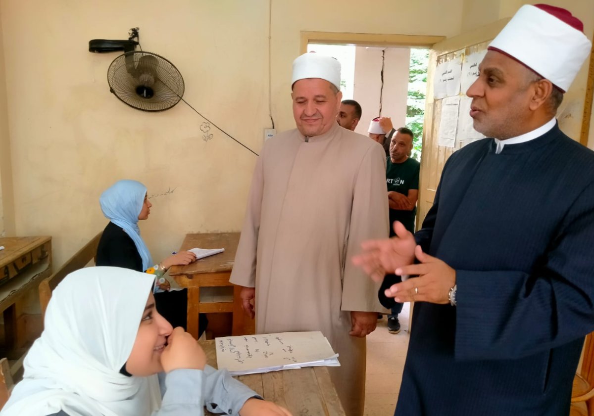 بالصور.. رئيس قطاع المعاهد الأزهرية يتفقد لجان امتحانات الشهادة الثانوية بالقليوبية.. ويتفاجئ بوجود 4 فتيات شقيقات "توأم"