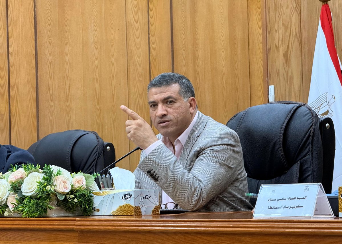 محافظ قنا: حظر إصدار تراخيص مؤقتة خارج الحيز العمراني والتشديد على نقل مخازن جمع وفرز القمامة