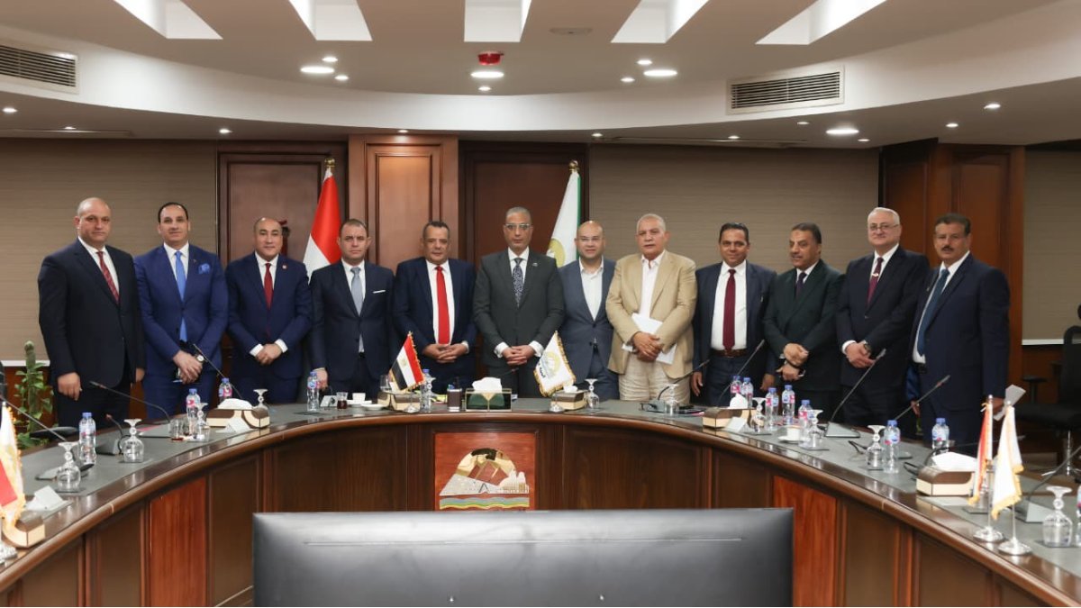 حماة الوطن بالجيزة يلتقي المحافظ لبحث مطالب المواطنين.